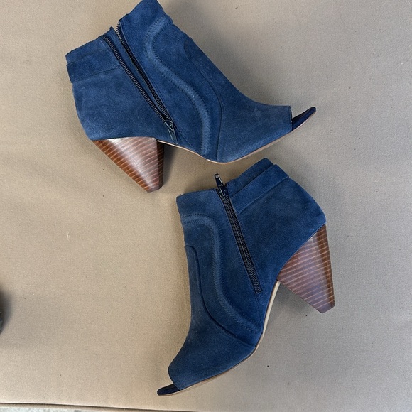 Women’s Vince Camuto Booties - Picture 2 of 8